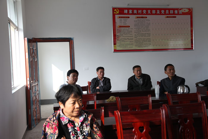 现场旁听村民.jpg